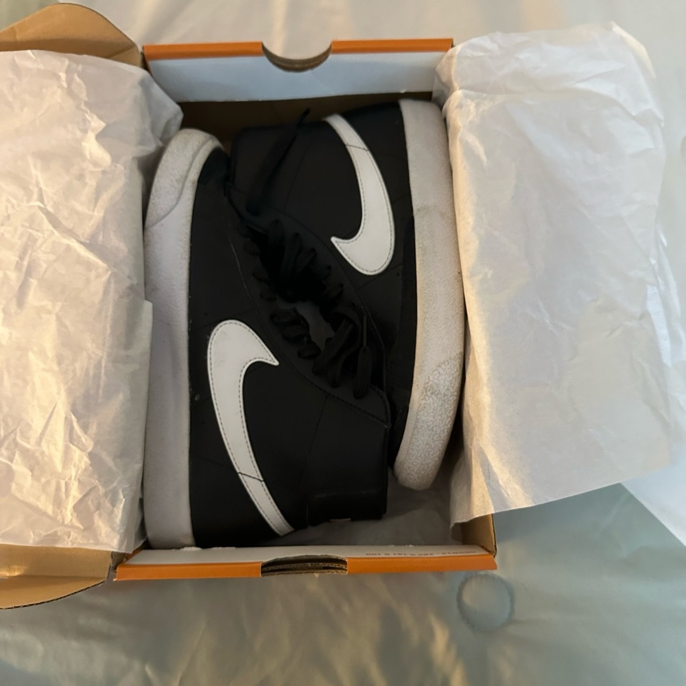 Nike Blazer Mid 77 Black and white Size 5 Y